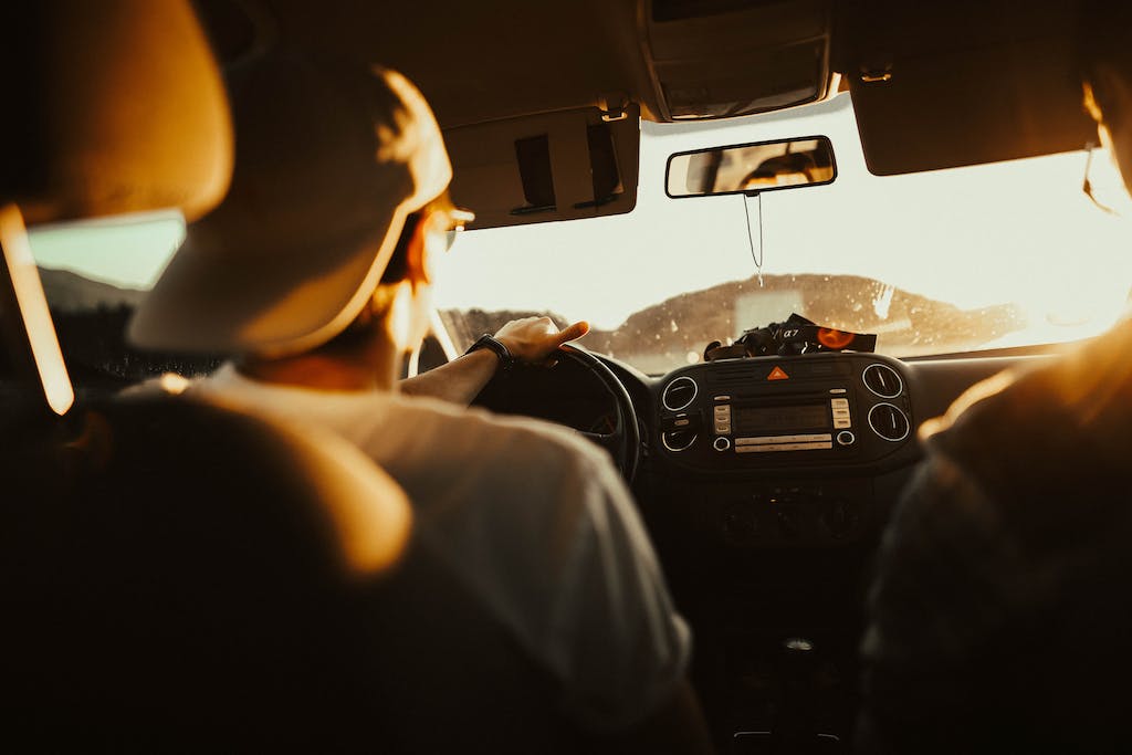 hombre manejando para obtener su licencia de conducir